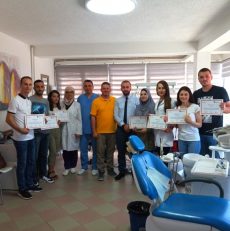 Certifikohen 20 kandidatë në fushën e teknikës dhe asistimit të stomatologjisë